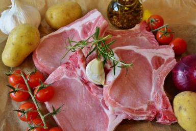 Как приготовить свиные отбивные с сыром и шампиньонами