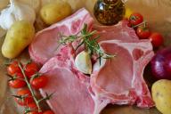 Как приготовить свиные отбивные с сыром и шампиньонами