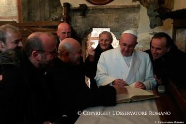 Папа римский объявил о массовом отпущении грехов из-за коронавируса