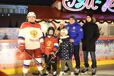 Путин сыграл в хоккей на катке у Кремля с девятилетним россиянином