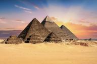 Фотограф снял модель на фоне египетских пирамид и пошел под суд