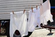 Новая жизнь белым вещам: как вернуть белизну одежде        