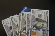 Экономисты призывают не хранить деньги в долларах США