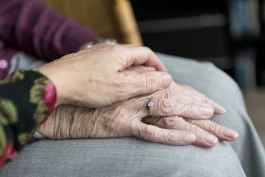 Эксперты назвали 8 признаков того, что пожилые родители больше не должны оставаться одни