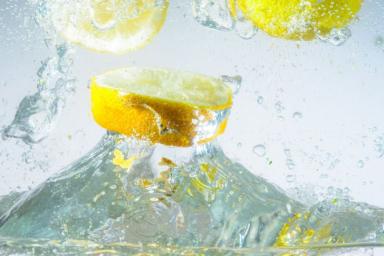 Медики рассказали, кому противопоказано пить воду с лимоном