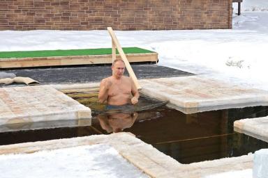 На Крещение Путин искупался в проруби