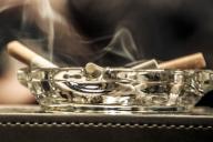 пепельница с дымящимися сигаретами