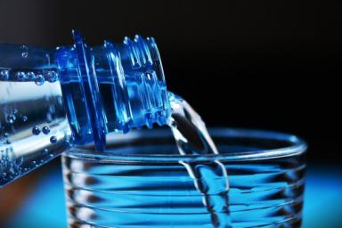 Диетолог развеял популярные мифы об употреблении воды
