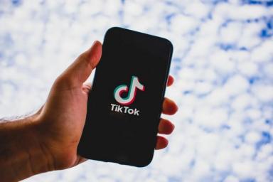 Мобильный телефон с логотипом TikTok