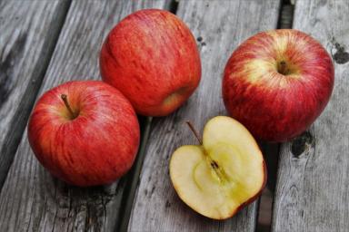 Что произойдет с организмом, если регулярно употреблять по 2 яблока в день