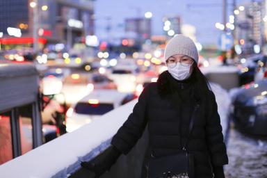 Медики рассказали об опасности неправильного ношения масок зимой