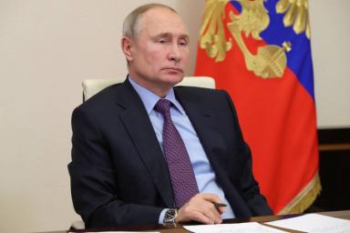 Путин поручил проработать снижение ставки по ипотеке для семей с детьми