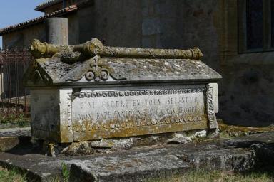 Больше 200 гробов оказалось в море из-за оползня в Италии