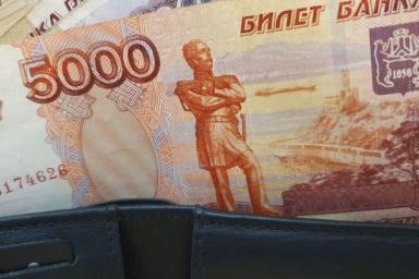 Власти России не смогли потратить триллион рублей