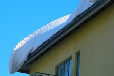 Крыши многоэтажек в российском городе провалились из-за снега