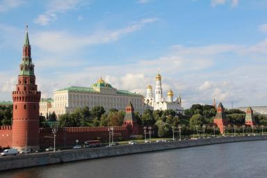В Кремле оценили вероятность отключения России от Swift
