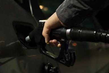 Правительство начнет корректировать цены на топливо