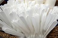 Большинство россиян согласились отказаться от пластиковой посуды