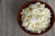 Что приготовить из творога: сладкие лепешки и творожная запеканка