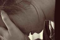 Женщина грустит