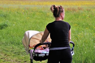 В Красноярске соседи налили в коляску пятимесячного ребенка уксус
