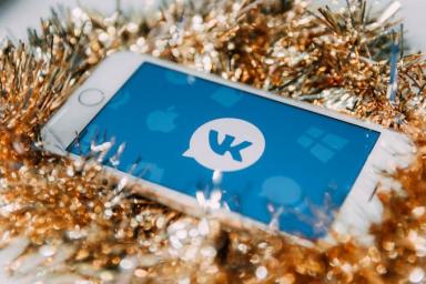 Мобильный телефон с логотипом ВКонтакте