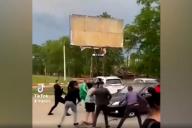 Россияне закидали камнями сбившую пешеходов машину пьяного водителя