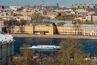 В Петербурге прогулочный теплоход въехал в Троицкий мост
