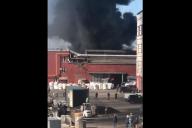 В Подмосковье на машиностроительном заводе загорелся мусор