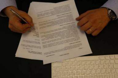 В Госдуме приняли закон о запрете общения коллекторов с семьями должников