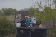 Родители поздравили выпускников клипом на песню «Сектора Газа» и утопили трактор