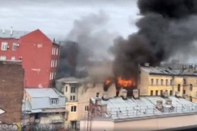 Пожар в жилом доме в Петербурге достиг площади в 1,5 тыс. кв. м.