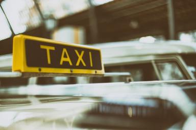 Москвичам разъяснили новые правила работы такси