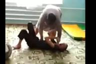 В России воспитательница схватила за горло ребенка-инвалида