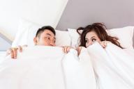 Нужно ли супругам спать под одним одеялом