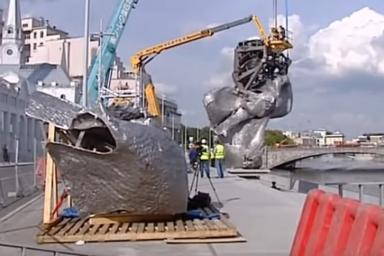 Власти Москвы оценили скандальную скульптуру в виде кома глины