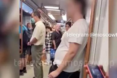 Мужчина закурил сигарету в московском метро и был назван выродком