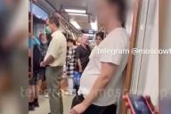 Мужчина закурил сигарету в московском метро и был назван выродком