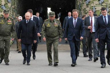 Почему Путин не носит военную форму. На военных учениях Президент снова был в штатском 