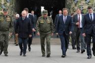 Почему Путин не носит военную форму. На военных учениях Президент снова был в штатском 