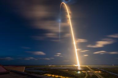 SpaceX впервые отправила на орбиту полностью гражданский экипаж