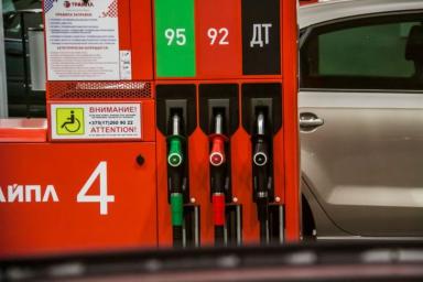  Цены на бензин в России снизились впервые за год