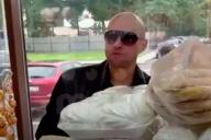 Голодный россиянин зашел в магазин и съел продукты с прилавков