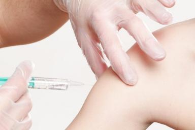 Роспотребнадзор дал рекомендации по вакцинации для граждан от 60 лет