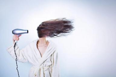 Почему нельзя расчесывать мокрые волосы привычным способом и как это правильно делать