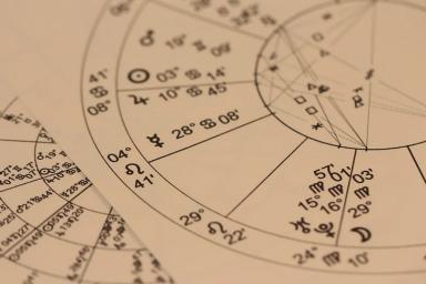 Шведские ученые выяснили, какие люди чаще верят в гороскопы