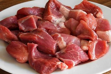 Вкуснейший гуляш со свиным мясом и чесноком: гости попросят добавки