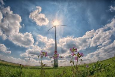 Рост выработки ветровой и солнечной энергии идёт слишком медленно