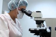 Врач и микроскоп 