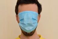 Мужчина в маске